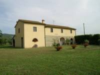 Casolare ristrutturato in stile toscano nella campagna di Castagneto Carducci, a ca. 5 km dal mare e composto da due appartamenti.<BR>L&acute;appartamento A &egrave; al piano terra ed &egrave; composto da: Soggiorno/pranzo grande con angolo cottura,<BR>salotto con divano letto matrimoniale, camera matrimoniale con bagno e ingresso sul giardino, bagno con doccia, posto esterno attrezzato con tavolo e sedie, posto auto coperto, giardino grande completamente recintato.<BR><BR><BR>